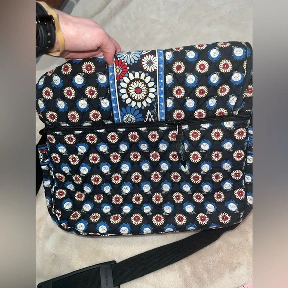 Vera Bradley messenger bag. - Picture 9 of 11